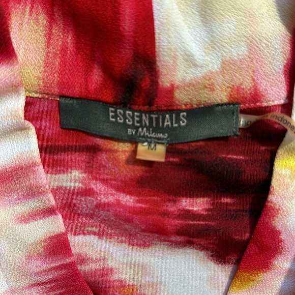 Sleeveless top with red patter. - Picture 2 of 4